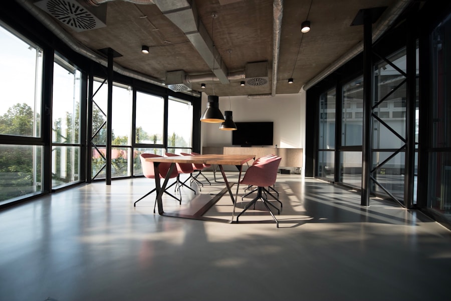 Salle de réunion épurée d'un cabinet de conseil