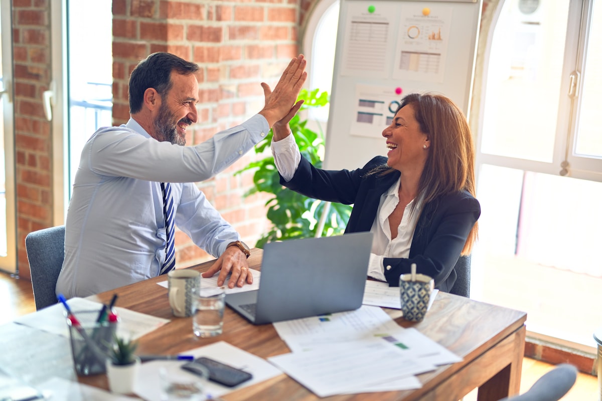 Poignée de main entre dirigeants scellant une transmission d'entreprise